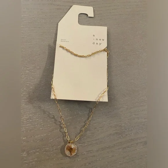 Gold Pendant Necklace - Picture 2 of 4